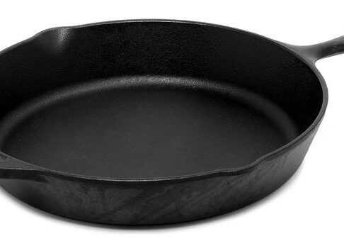Black cast iron skillet with handle.